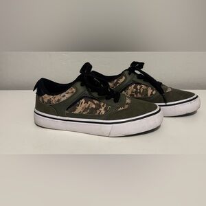 Airwalk Huntington lace up boys Green and Black Camouflage skater Sneakers